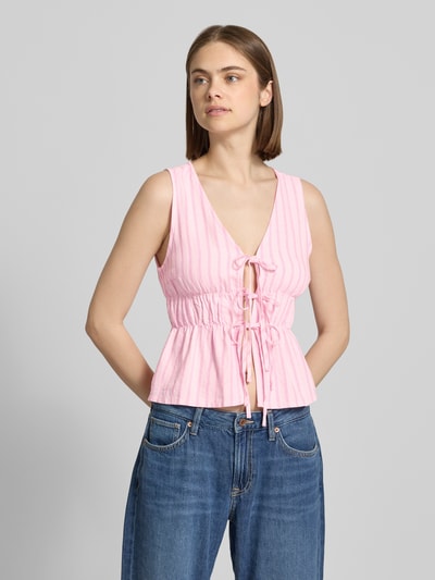 Frauenmodel trägt Top aus Viskose-Leinen-Mix Modell 'ALMIRA' von JJXX in Rosa mit Schnürung, Regular-Fit, gestreifter Struktur, Nahaufnahme Oberkörper. Rückenlänge bei Größe S: 50 cm.