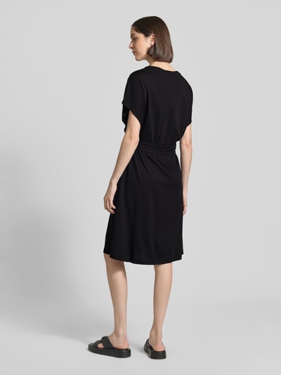 Frauenmodel trägt Tailliertes Freizeitkleid aus Baumwoll-Mix von s.Oliver RED LABEL, Optik: Unifarben, Kurzarm, Midi-Länge, Ganzkörperansicht Rückansicht