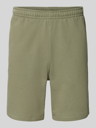 Produktfoto, Regular Fit Sweatshorts aus reiner Baumwolle von Lacoste in unifarbenem Oliv, elastischer Bund, 5-Pocket-Design, Sweat-Textur.