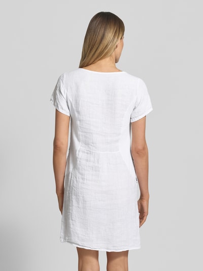 Frauenmodel trägt Minikleid aus Leinen-Mix im Allover-Look Modell 'No44vaa' von ZABAIONE in Weiß mit geradem Schnitt, Ganzkörperansicht Rückansicht.