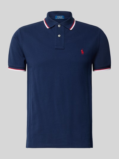 Produktfoto, Slim Fit Poloshirt aus reiner Baumwolle von Polo Ralph Lauren in Dunkelblau mit weißen und roten Kontraststreifen, Logo-Stitching links, kurzer Polokragen, unifarbene Piqué-Oberfläche, Regular Fit, Herrenshirt