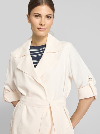 Frauenmodel trägt Regular Fit Blazer aus Viskose-Mix Modell 'Lampada' von Marella mit Stoffband, Reverskragen, Eingrifftaschen, Nahaufnahme Oberkörper. Damen Blazer in hellem Farbton mit elastischem Viskose-Mix und Leinen-Viskose-Anteil, taillierter Passform, Größe 36: Rückenlänge 74 cm, Brustweite 48 cm, Ärmellänge 55 cm.