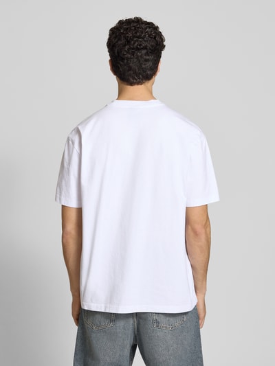 Männermodel trägt Relaxed Fit T-shirt mit Label-badge van G-Star Raw in wit, puur katoen, ronde hals, ruglengte bij maat M 70 cm, Ganzkörperansicht Rückansicht.