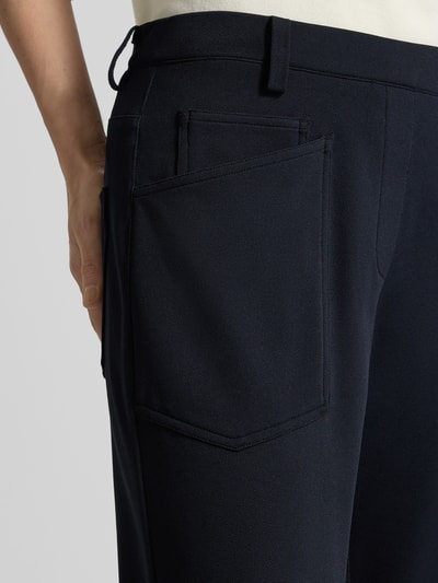 Frauenmodel trägt Jogpants mit elastischem Bund Modell 'OCEAN' von Cambio aus Material-Mix mit Stretch-Anteil, Detailaufnahme.