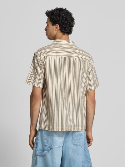 Männermodel trägt Relaxed Fit Freizeithemd aus reiner Baumwolle Modell 'CRUZ' von Only & Sons mit Streifenmuster, Seersucker-Struktur, Ganzkörperansicht Rückansicht.