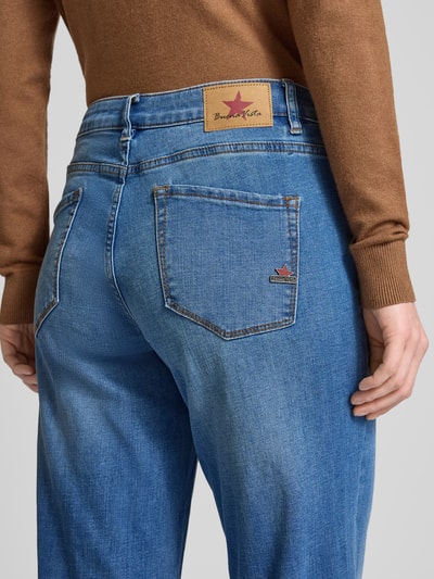 Frauenmodel trägt Flared Jeans mit 5-Pocket-Design von Buena Vista, Baumwoll-Mix, mittelblaue Waschung, Nahaufnahme Rückansicht.