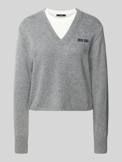 Produktfoto, Relaxed Fit Strickpullover mit Woll-Anteil von Oui in Grau, gerippte Abschlüsse, V-Ausschnitt, Label-Stickerei, Damenpullover