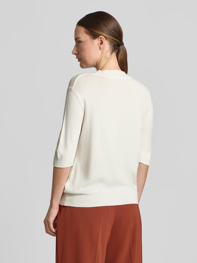 Frauenmodel trägt Strickpullover aus Viskose-Mix von MORE & MORE in Creme mit gerippten Abschlüssen, taillierte Passform, Ganzkörperansicht Rückansicht.