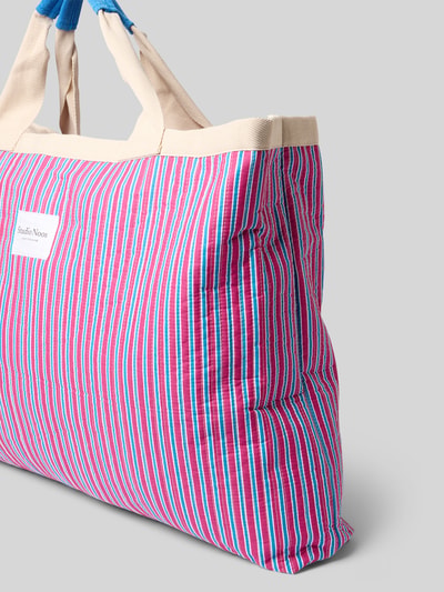 Produktfoto, Beach Bag mit Logo-Patch Modell 'Poplin' von STUDIO NOOS, różowe i niebieskie paski, tkanina o gładkiej fakturze, otwarta komora główna, uchwyty na ramię, Szerokość w rozmiarze 1: 58 cm, długość: 46 cm, głębokość: 52 cm, długość uchwytów: 9 cm