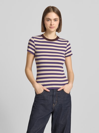Frauenmodel trägt Slim Fit T-Shirt mit Rundhalsausschnitt Modell 'Sally' von Topshop, Baumwoll-Mix, Streifen-Strukturmuster, Damen T-Shirt, Rückenlänge bei Größe S 52 cm, Ganzkörperansicht von vorne.