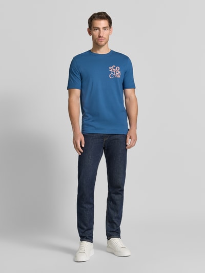 Männermodel trägt Regular Fit T-Shirt mit Logo-Print van Scotch & Soda in blauw, puur katoen, ronde hals, heren, logoprint, regular fit, ruglengte maat M 73 cm, volledig lichaamsaanzicht van voren