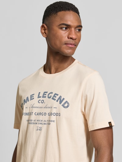 Männermodel trägt Regular Fit T-Shirt mit Logo-Print von PME Legend in Beige, reine Baumwolle, Rundhalsausschnitt, Nahaufnahme Oberkörper.