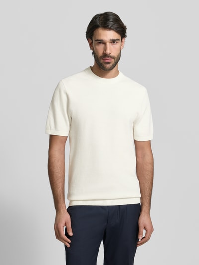 Męskimodel prezentuje Regular Fit T-Shirt aus reiner Baumwolle von MCNEAL, prążkowana stójka, prążkowane wykończenia, fakturowany wzór, długość tyłu w rozmiarze M: 71 cm, długość rękawów w rozmiarze M: 27 cm, jasny kolor, gładka tekstura, fakturowana powierzchnia, całkowity widok z przodu.