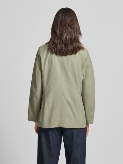 Frauenmodel trägt Regular Fit Jacke mit Stehkragen von Christian Berg Woman Selection, Material-Mix mit Baumwoll-Anteil, Rückenansicht.