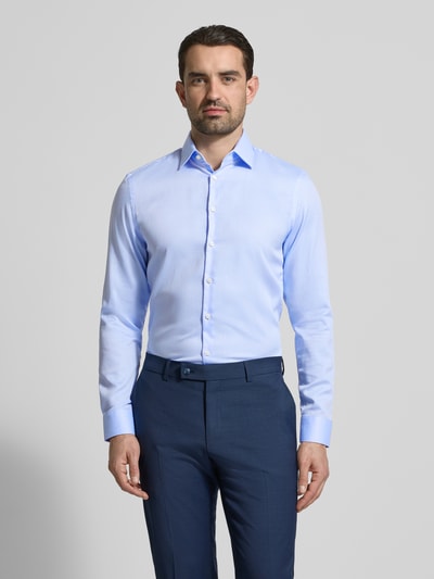 Männermodel trägt Slim Fit Business-Hemd mit Strukturmuster und Kentkragen von Jake*s, reine Baumwolle, Ganzkörperansicht von vorne.