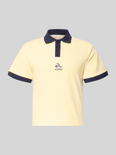 Produktfoto, Regular Fit Poloshirt mit Logo und Knopfleiste von ANOTHER COTTON LAB, żółta bawełna, granatowe wykończenia, krój regular fit, długość tyłu w rozmiarze M 62 cm