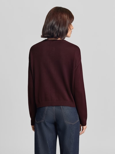 Vrouwenmodel draagt Regular fit gebreid jack uit pure katoen model 'Ann' van Brax in bordeaux, Dames, volledige achterkantaanzicht.