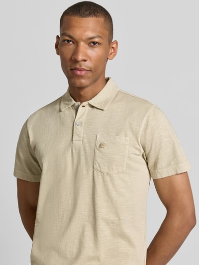 Männermodel trägt Regular Fit Poloshirt mit Brusttasche von Lerros aus Reine Baumwolle, beige, Logo-Stitching, Nahaufnahme Oberkörper.