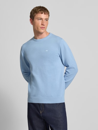 Männermodel trägt Sweatshirt mit Rundhalsausschnitt und Logo-Stitching von Levi's®, hellblau, gerader Schnitt, Nahaufnahme Oberkörper.