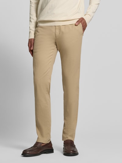 Männermodel trägt Hose mit Gesäßtaschen Modell 'Lupus' von Mmx, Baumwoll-Elasthan-Mix, Slim-Fit, Eingrifftaschen, Ganzkörperansicht von vorne.
