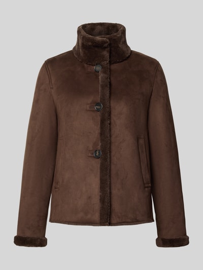 Produktfoto, Jacke in Wildleder-Optik von FUCHS SCHMITT, brązowa, imitacja zamszu i obszycie sztucznym futrem, listwa guzikowa, wpuszczane kieszenie, krój lekko taliowany, stójka, długość tyłu w rozmiarze 36: 59 cm, szerokość ramion w rozmiarze 36: 41 cm, szerokość klatki piersiowej w rozmiarze 36: 44 cm, długość rękawów w rozmiarze 36: 63 cm