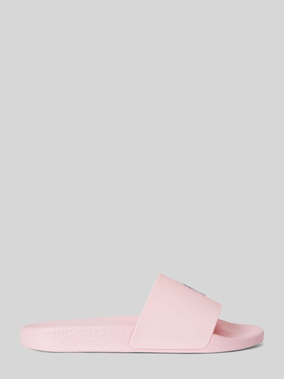 Produktfoto, Badeschuhe mit Logo-Print von Polo Ralph Lauren in Rosa, unifarben, flache strukturierte Sohle, abgerundete Schuhspitze