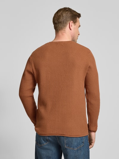 Männermodel draagt gebreide pullover met structuurpatroon Model 'BLUMASON' van JACK & JONES, puur katoen, recht model, labelpatch, ruglengte maat M 68 cm, mouwlengte M 66 cm, heren premium, rugaanzicht