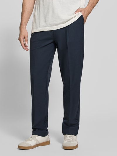 Mannenmodel draagt Heren broek met elastische band en persplooien Model 'MARC 2.0' van Casual Friday in donkerblauw, regular fit Materiaalmix met viscose, steekzakken, paspelzakken achter, bandwijdte 44 cm, binnenbeenlengte 77 cm, detailopname onderlichaam, voorkant.