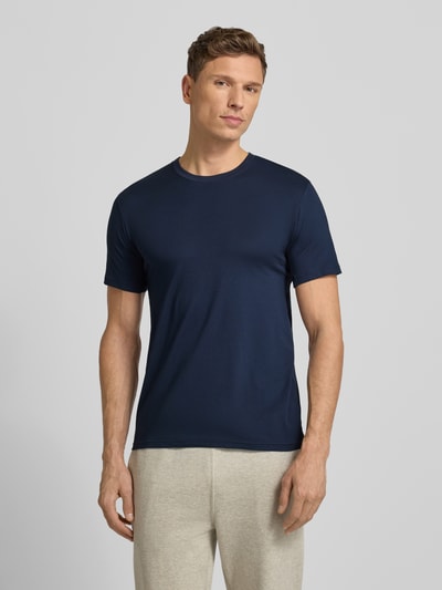 Męski model nosi Slim Fit T-Shirt mit Ziernähten - feuchtigkeitsregulierend od Mey, ciemnoniebieska, gładka tkanina, okrągły dekolt, widok całej sylwetki z przodu.