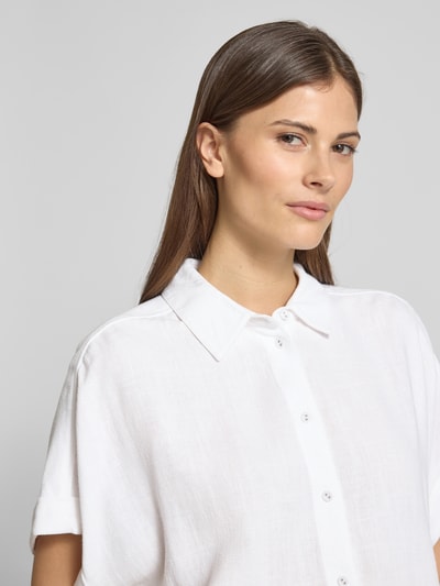 Frauenmodel trägt Regular Fit Bluse aus Viskose-Leinen-Mix Modell 'VIVA' von Selected Femme, Weiß, Flammgarn, Hemdkragen, Nahaufnahme Oberkörper.