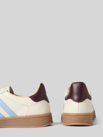 Produktfoto, Sneaker aus echtem Leder Modell 'Cuzima' von Gant, kremowy z jasnoniebieskimi detalami, gładka podeszwa, logo, zaokrąglony kształt, wysokość obcasa w rozmiarze 40: 3 cm, wysokość cholewki w rozmiarze 40: 7 cm, szerokość w rozmiarze 40: 9 cm, zdjęcie od tyłu