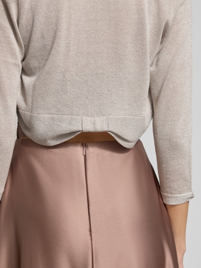 Kobiece modelka nosi Regular Fit Bolero aus Viskose-Mix od Jake*s Cocktail, mieszanka wiskozy, efekt błyszczący, imitacja dzianiny, rękaw o dł. 3/4, długość tyłu w rozmiarze 36: 33 cm, detailaufnahme pleców.