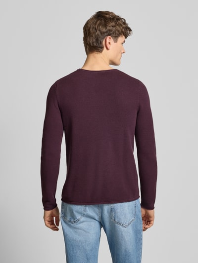 Männermodel trägt Basic Strickpullover mit Rundhalsausschnitt und Rollkanten von REVIEW in Dunkellila, reine Baumwolle, Regular Fit, Ganzkörperansicht Rückansicht.