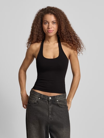 Frauenmodel trägt figurbetontes Neckholder-Top mit Rundhalsausschnitt von REVIEW, Schwarz, Slim Fit, Baumwoll-Elasthan-Mix, Ganzkörperansicht von vorne.