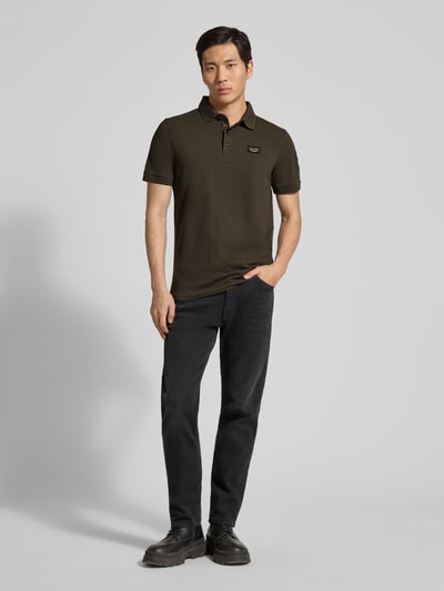 Männermodel trägt dunkelgrünes Herren Poloshirt aus Baumwoll-Elasthan-Mix, Slim Fit, Modell 'TRACKWAY' von PME Legend mit Label-Stitching, Knopfleiste, Ganzkörperansicht von vorne. Rückenlänge bei Größe M: 74 cm.