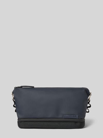 Produktfoto, Wash Bag mit Logo-Print Modell 'Otaru' von Rains in Dunkelblau mit glatter Oberfläche, rechteckige Form, sichtbarer Reißverschluss, Hauptfach und Steckfach auf der Innenseite, Maße 35 x 16 x 15 cm
