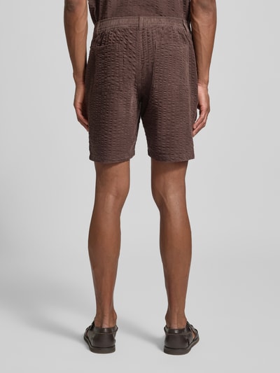 Mężczyzna nosi Straight Fit Shorts mit Strukturmuster von JAKE*S STUDIO MEN, mieszanka bawełny, wpuszczane kieszenie, brąz, fakturowany wzór, zapięcie na guzik i zamek błyskawiczny, szerokość w rozmiarze M: 45 cm, długość wewnętrzna nogawki: 20 cm, całkowity widok z tyłu