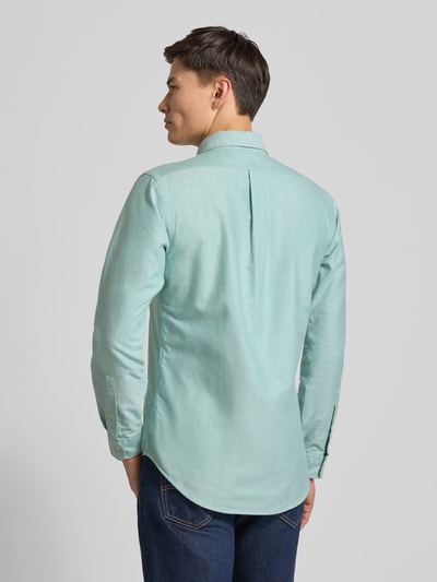 Männermodel trägt Freizeithemd mit Knopfleiste von Polo Ralph Lauren in Mint, Baumwolle, Regular Fit, Rückenansicht, Ganzkörperansicht Rückansicht.