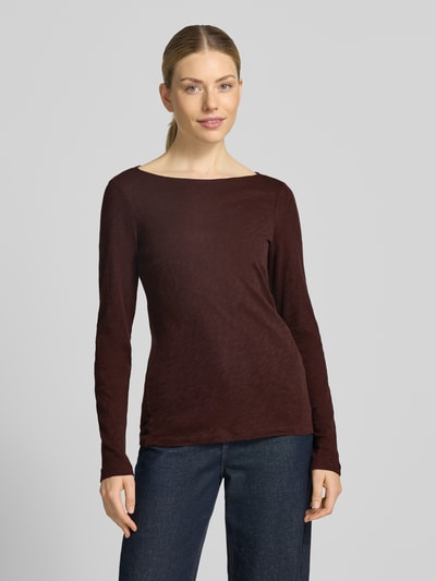 Frauenmodel trägt Regular Fit Langarmshirt aus reiner Baumwolle von Marc O'Polo in Dunkelbraun, leichte Struktur, Ganzkörperansicht von vorne, Damen Langarmshirt von Marc O'Polo.