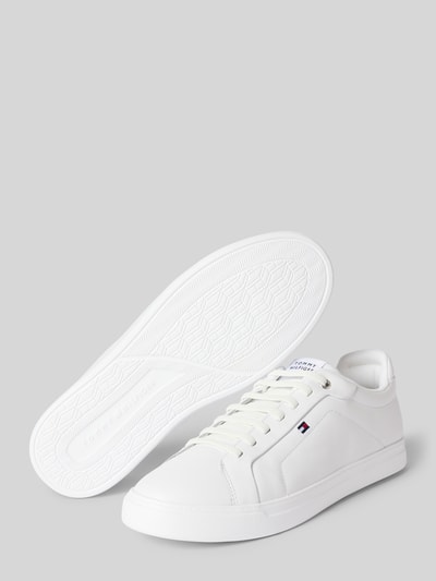 Produktfoto, Low Top Sneaker aus echtem Leder von Tommy Hilfiger, biały, unikatowa faktura, logo, zaokrąglony nosek, płaska podeszwa, sznurowane, gładka skóra, podeszwa z wzorem.