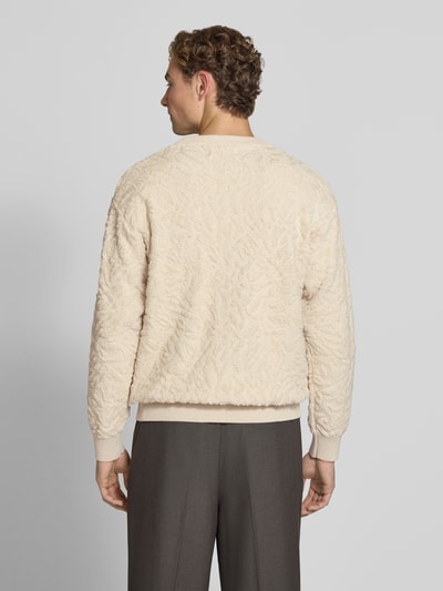 Męski model nosi Regular Fit Pullover mit Woll-Anteil Modell 'sweatio' od Matinique, mieszanka bawełny z dodatkiem wełny, imitacja dzianiny, okrągły dekolt, fakturowany wzór, elastyczne wykończenia, kolor jasny beż, długość tyłu 73 cm, długość rękawów 61 cm, widok całej sylwetki z tyłu.