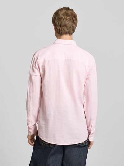 Männermodel trägt Slim Fit Freizeithemd aus Baumwoll-Leinen-Mix Modell 'CAIDENLS SOLID' von Only & Sons, Optik: Unifarben, Materialverarbeitung: Flammgarn, Rückenpasse, Ganzkörperansicht Rückansicht.