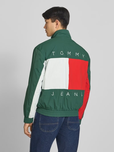 Männermodel trägt Regular Fit Blouson mit Logo-Stitching von Tommy Hilfiger in Optik: Unifarben, Materialverarbeitung: Satin, Ganzkörperansicht Rückansicht.