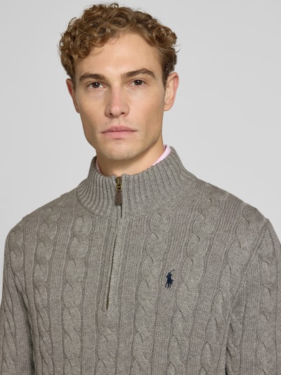 Männermodel trägt Relaxed Fit Troyer aus reiner Baumwolle von Polo Ralph Lauren in Grau mit Zopfmuster, Nahaufnahme Oberkörper.