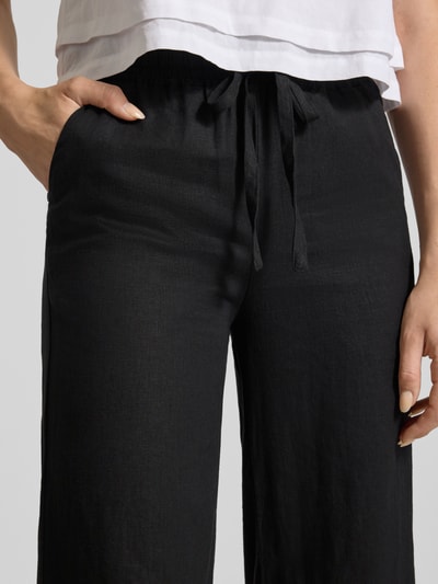 Frauenmodel trägt Wide Fit Stoffhose aus Leinen-Mix mit Viskose-Anteil Modell 'Ina' von Soyaconcept, schwarze Farbe, sichtbarer Tunnelzug, Damen Leinen-Mix mit Viskose-Anteil, verkürzte Passform, Nahaufnahme Oberkörper.