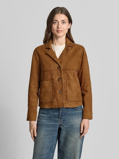 Frauenmodel trägt Regular Fit Lederjacke mit AufgesetzteTaschen von Stefanel im hellbraunen Leder-Mix mit Reverskragen, Ganzkörperansicht von vorne. Rückenlänge 53 cm, Schulterbreite 38 cm, Brustweite 50 cm, Ärmellänge 60 cm bei Größe S, strukturierte Oberfläche.