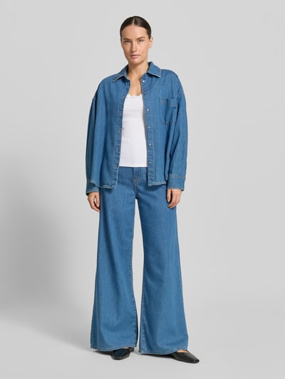 Frauenmodel trägt Trägertop mit Rundhalsausschnitt und Rüschen von Copenhagen Muse aus Baumwoll-Elasthan-Mix, Slim-Fit, Ripp-Optik, weiß, kombiniert mit Jeans-Outfit, Rückenlänge bei Größe S: 38 cm, Ganzkörperansicht von vorne.
