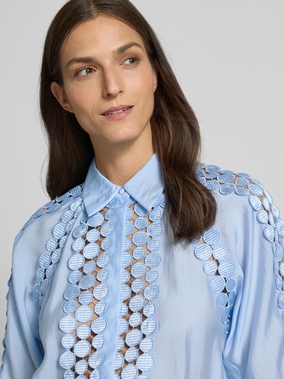 Copenhagen Muse Bluzka o kroju regular fit z krytą listwą guzikową model ‘MOLLY’ Jasnoniebieski 3