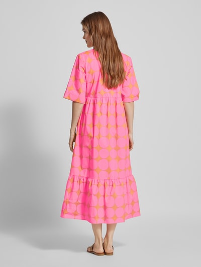 Christian Berg Woman Midi-jurk in laagjeslook met all-over motief Roze - 5