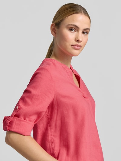 Frauenmodel trägt Relaxed Fit Tunika aus Leinen-Viskose-Mix von s.Oliver RED LABEL in Optik: Unifarben, Nahaufnahme Oberkörper.